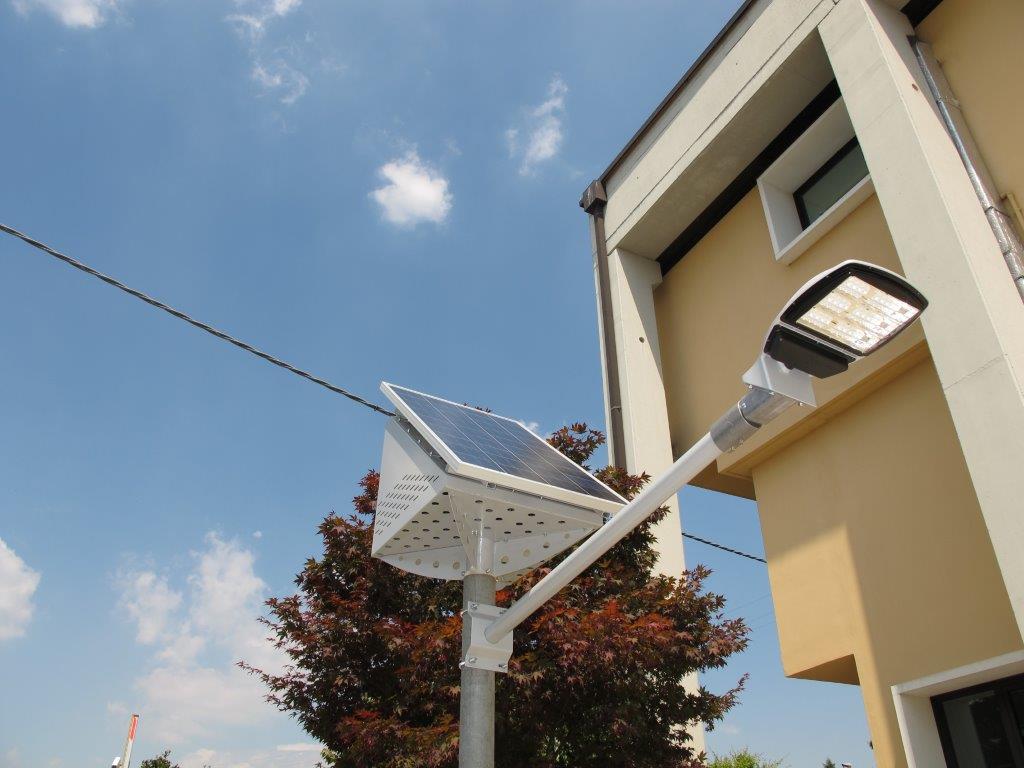 Solar kit for outdoor lighting